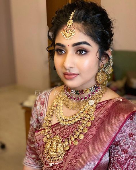 Muhurtham Makeup Look, Saree Hairdo, Telugu Bride Hairstyles, Mugurtham Hairstyle, Reception Hairstyles Indian Brides Saree, Indian Wedding Makeup Bridal Looks, Reception Hairstyles Indian Brides, Marriage Hairstyle, Simple Bridal Makeup