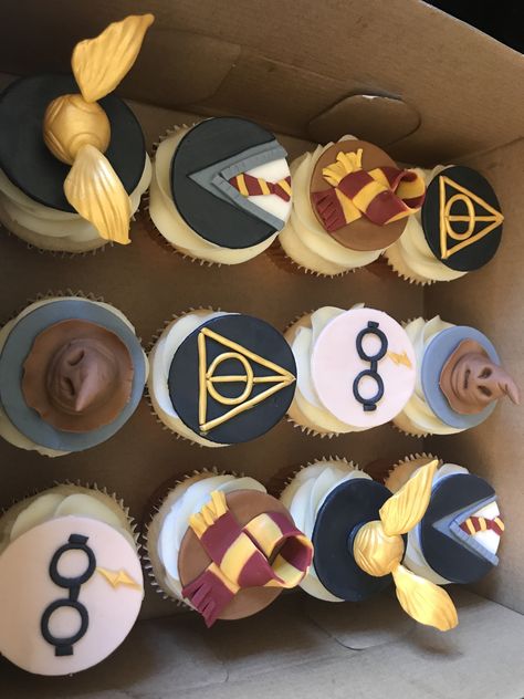 Harry Potter cupcakes Decoration Harry Potter, Tort Harry Potter, Harry Potter Motto Party, Harry Potter Ideas, Harry Potter Weihnachten, Baby Harry Potter, Harry Potter Desserts, Harry Potter Treats, Gateau Harry Potter