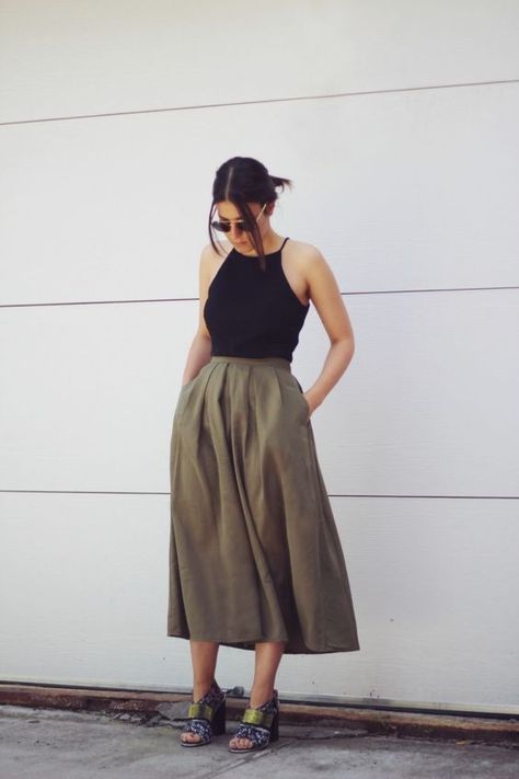 20 Pretty Ways to Wear Khaki Outfit - Pretty Designs Pleated Midi Skirt Outfit, Khakis Outfit, Rok Midi, Áo Blu, Midi Skirt Outfit, Khaki Skirt, Pretty Designs, Pleated Midi Skirt, Green Skirt