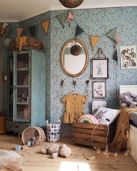 Kids Room // Wallpaper // English Country Vibes // Fairytales // Forest Critters Purple And Gold Bedroom Ideas, Purple And Gold Bedroom, Vintage Kids Room, Casa Vintage, Gold Bedroom, Kids Room Inspiration, Baby Room Design, Diy Home Decor Bedroom, Davao