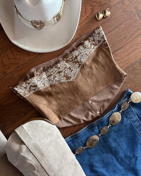 Saddle up in style in our Brown Faux Suede Western Embroidered Strapless Corset Top! This faux suede top is a nod to vintage rodeo glamour. Intricate western-inspired embroidery and decorative buttons add glam details while the strapless design and cropped silhouette keep this strapless corset top contemporary. Pair with high-waisted jeans for a casual coffee run, or add a fringe skirt for a cute festival look. Cowgirl Style Outfits Summer, Avalon Aesthetic, Willow Avalon, Winter Country Concert Outfit, Western Birthday Outfit, Outfit Vaqueros, Stagecoach Outfits, Cowgirl Princess, Country Tops