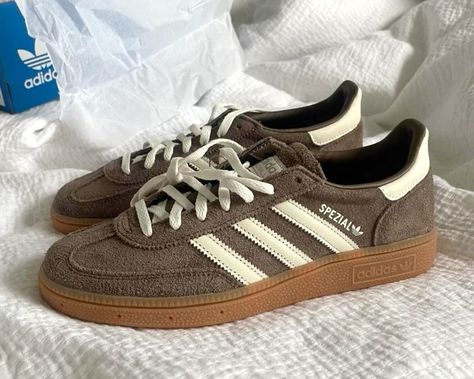 Brown Spezial Adidas, Adidas Spezial Brown, Brown Samba Outfit, Brown Adidas Shoes, Adidas All Star, Adidas Spezials, Brown Adidas, Adidas Brown, Brown Trainers