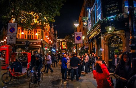 London Nightlife, Travel Guide London, Old Pub, Kensington Gardens, London Pubs, Piccadilly Circus, London Bars, Soho London, Travel Budget