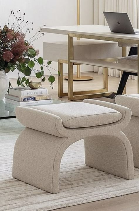 Otomanas Ideas, Pouffe Design, Curved Ottoman, Pouf Seating, Puff Design, Tufted Furniture, Pouffe Ottoman, Elegant Living Room Design, Corner Sofa Design