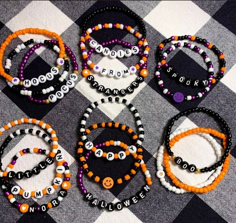 Words To Put On Beaded Bracelets, Halloween Beaded Bracelet, Bracelets Ideas Beaded, Halloween Bracelet Ideas, Fall Bracelets, Halloween Beaded Jewelry, Make Clay Beads, Themed Bracelets, Heishi Bracelets