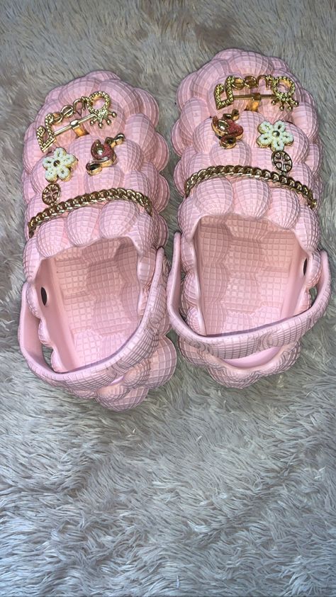 Bubble Crocs, Bedazzled Slides, Barbie Lifestyle, Croc Decorations, Bubble Slides, Winter Outfits Snow, Cute Slides, School Morning, Crocs Fashion