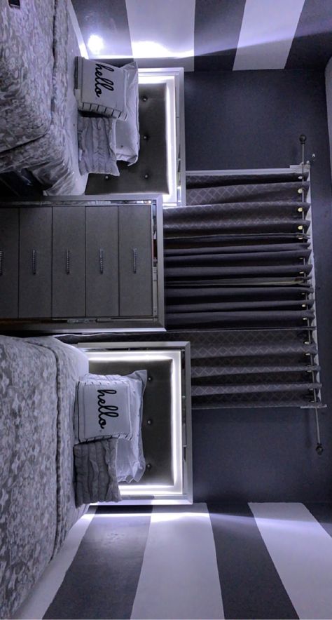 Room Decor Bedroom 2 Beds, Room Ideas With 2 Beds, 2 Bed Rooms Ideas, Cute Grey Room Ideas, Room Decor 2 Beds, Teen Twin Bedroom Ideas, Two Bed Rooms Ideas, Dark Grey Bedroom Aesthetic, Room Ideas For Shared Rooms