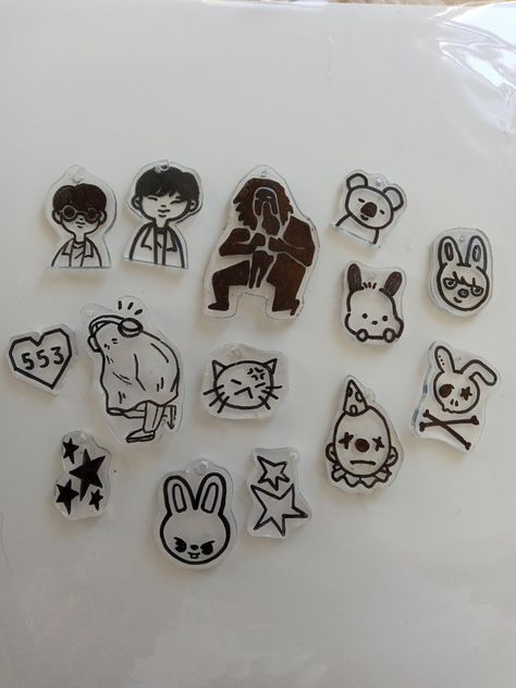 Things To Draw On Shrink Paper, Shrink A Dink Keychain, Plastic Keychain Shrink, Paper Keychain Ideas, Shrink Plastic Ideas Aesthetic, Shrink Film Keychains, Plastic Shrink Keychain, Keychain Drawing Ideas, How To Make Your Own Keychain