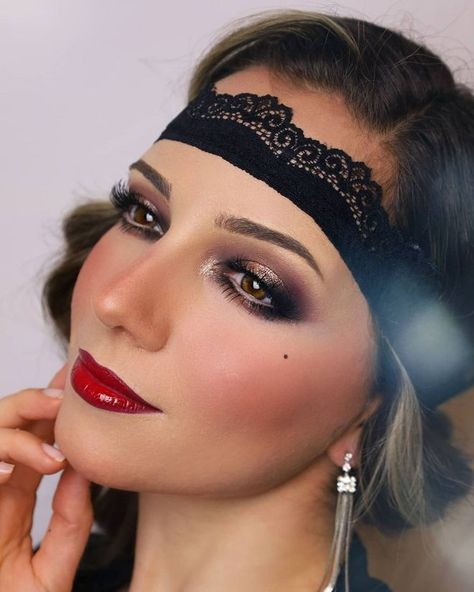 Flapper Costume Makeup Roaring 20s, 1920s Eye Makeup Tutorial, 1920s Hair Makeup, Great Gatsby Make Up 1920s, 20s Makeup Aesthetic, 1920s Stage Makeup, 20s Glam Makeup, Great Gatsby Makeup Look, Gatsby Party Makeup 1920s