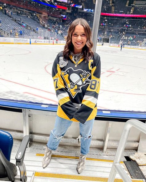 19 Hockey Game Outfits: What to Wear to a Hockey Game? Womens Hockey Jersey Outfit, Hockey Sweater Outfit, Women’s Hockey Jersey Outfit, Bruins Game Outfit Women, Golden Knights Outfit, Women’s Hockey Game Outfit, Style Hockey Jersey, Nhl Jersey Outfit Women Style, Womens Hockey Game Outfit