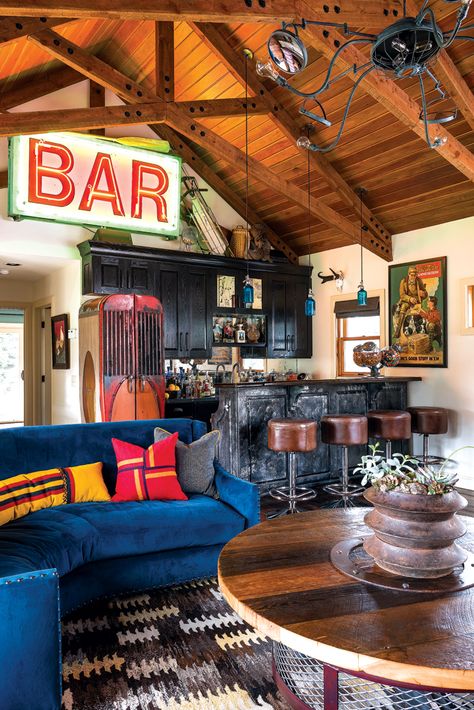 Inspired by 1970s style, this hip Montana guesthouse gives. | Mountain home design and architecture, eclectic mountain rustic interior design Log Interior, Mountain Home Design, Retro Cabin, Rustic Interior Design, Mountain Interiors, Eclectic Farmhouse, 1970s Style, Interior Design Rustic, Mountain Living