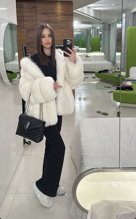 Fur Jacket Outfit Casual, White Fluffy Jacket Outfit, Short Fur Coat Outfit, Fur Coat Outfit Winter, White Fur Coat Outfit, Fluffy Jacket Outfit, Short Coat Outfit, Faux Fur Coats Outfit, Fur Jacket Outfit