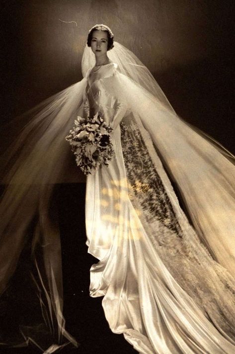 The Kennedys, Vintage Wedding Dress Pattern, Heirloom Wedding Dress, 1930s Wedding Dress, Famous Wedding Dresses, Plain Dresses, 1930s Wedding, Bridal Gowns Vintage, Heirloom Dresses