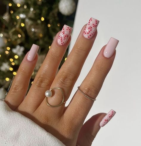 Nail Art Noel, Candy Cane Nails, Christmas Nails Easy, Christmas Gel Nails, Summery Nails, Polka Dot Nails, Girly Acrylic Nails, Nail Candy, Christmas Nails Acrylic