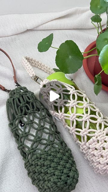 Macrame Bottle Holder Tutorial, Macrame Water Bottle Holder Diy, Macrame Water Bottle Holder, Macrame Bottle Holder, Macrame Bottle, Crochet Water Bottle Holder, Macrame Bags, Small Macrame, Water Bottle Holder