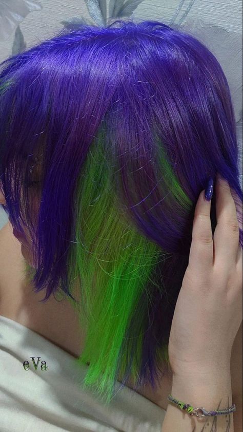 Alternative Dyed Hair Ideas, Neon Green Hair Ideas, Purple Green Hair Color, Neon Hair Dye, Neon Green And Purple Hair, Half Green Half Purple Hair, Punk Hair Dye Ideas, Green And Purple Hair Ideas, Dark Green And Purple Hair