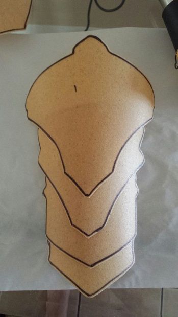 Worbla instructions/tips Diy Pauldrons, Cardboard Armor Diy Templates, Shoulder Armor Pattern Free, Odin Costume, Worbla Tutorial, Armor Shoulder, Armor Template, Diy Fantasia, Shoulder Armor Tattoo