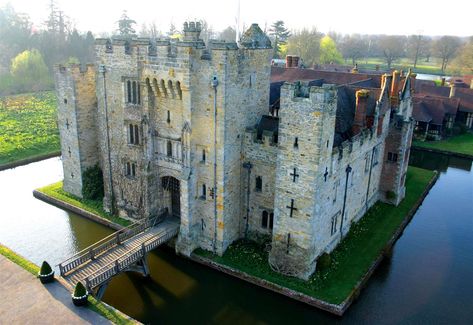 Hever Castle, Anne Of Cleves, Castle Wedding Venue, House Facades, Castle Garden, Places To Get Married, Tudor Style, Anne Boleyn, Fantasy Castle