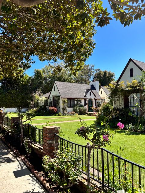 Cute cottage home in California Santa Monica Neighborhood, Santa Monica Aesthetic, Santa Monica House, Santa Monica Houses, Home Idea, Gratitude List, Santa Monica Beach, Hollywood Homes, 2024 Vision