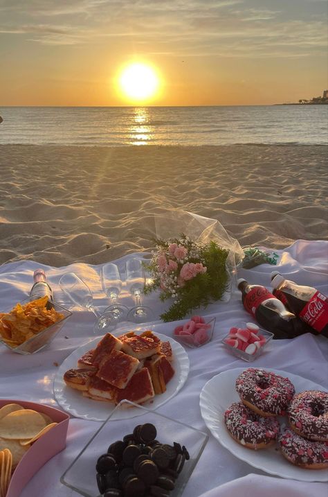 Romantic Beach Picnic, Beach Picnic Party, Picnic Date Food, Picnic On The Beach, Picnic Snacks, Aesthetic Picnic, Beach Birthday Party, Picnic Inspiration, Picnic Essentials