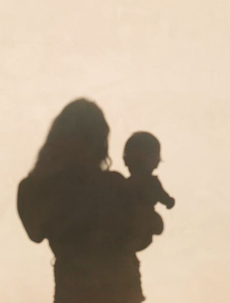 Mom Aesthetic Faceless, Mother And Son Aesthetic Faceless, Baby Sitting Aesthetic, Vision Board Aesthetic Pictures Motherhood, Faceless Baby Photos, Shadow Bump Picture, Mom And Baby Photography, Shadow Pregnancy Pictures, Motherhood Aesthetic