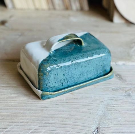 Hand Built Ceramic Butter Dish, Simple Pottery Gifts, Beginner Hand Built Pottery, Handmade Pottery Butter Dish, Easy Hand Built Ceramics, How To Hand Build Pottery, Butter Tray Ceramic, Hand Built Pottery Butter Dish, Handmade Ceramic Butter Dish