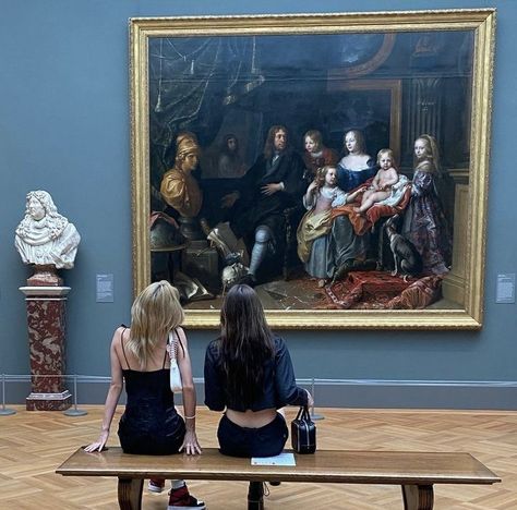 picture inspo, nyc life, summer ideas, museum pictures Art History Major, Museum Outfit, Paris Louvre, Museum Photography, Galleria D'arte, Academia Aesthetic, Insta Photo Ideas, Book Characters, Instagram Foto