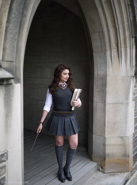 Hermione Granger Halloween, Beatiful Aesthetic, Hermione Granger Cosplay, Hermione Granger Costume, Hermione Costume, Harry Potter Gift, Hogwarts Uniform, Hogwarts Outfits, Cosplay Helmet