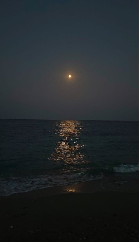 Ocean Pics At Night, Moon In Beach Night, Moon With Sea Aesthetic, Moonlight On Beach, Moon At Beach Moonlight, Night Time Beach Wallpaper, Moon By The Beach, Beach Pictures Night Moonlight, Moonbathing Aesthetic