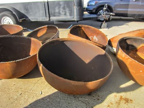 Fire pit made out of iron propane tank end Fire Pit Bowl Metal, Home Made Gas Fire Pit, Propane Tank Fire Pit, Fire Bowls Outdoor, Diy Fire Bowl, Fire Pit Patio Diy, Diy Metal Fire Pit, Fire Pit Metal, Diy Barrel