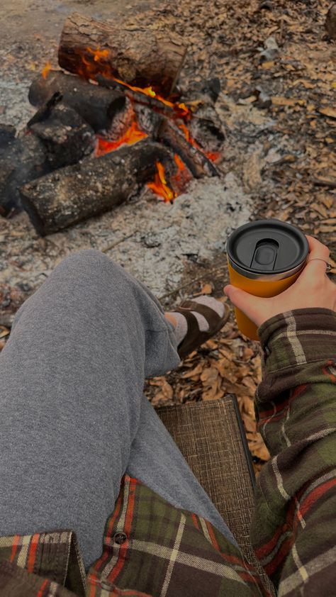 October Camping Outfit, Outside Adventures, Camping Autumn, Thru Hiking Aesthetic, Camping Fall Aesthetic, Autumn Camping Aesthetic, Autumn Hike Aesthetic, Autumn Adventures, Hiking Aesthetic Fall