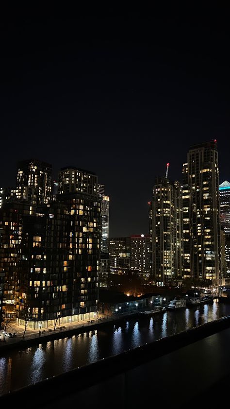 Aesthetic Drip, Canary Wharf Apartment Aesthetic, Big City Aesthetic, Aesthetic Wallpaper London Night, Canary Wharf Aesthetic, Night Aesthetic London, Canary Wharf Night, Streets Of London At Night, Nyc Night