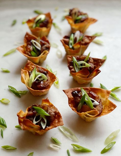 Duck Hors D’oeuvres, Duck Confit Appetizers, Appetizers Wonton, Glass Appetizers, Party Canapes, Wonton Wrapper Recipes, Seared Duck, Asian Appetizers, Canapes Recipes