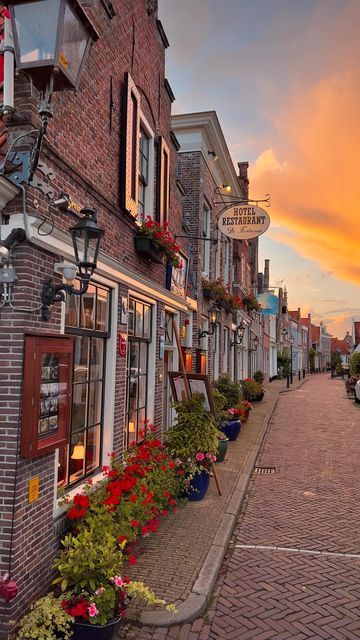 Etem Uyar on Instagram: "Wait for the insane sky and save the location for your next trip to the Netherlands! 🧡 Edam is a very pretty town in the north of the #Netherlands and it’s 30 mins away from #Amsterdam Centraal that is definitely worth a visit! 📍Spuistraat, Edam • • • • • #edam #voyaged #orangesky #sunsetlovers #netherlands🇳🇱 #amsterdammer #travellingthroughtheworld #tlpicks  #wonderful_places  #map_of_europe  #cntraveler #earthpix #beautifuldestinations  #natgeotravel #europe #livi Virtual Travel, Netherlands Travel, Amsterdam Travel, Travel Tours, Europe Destinations, Pretty Places, Lucca, Dream Destinations, Travel Aesthetic