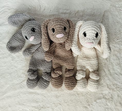 This is a free crochet snuggler pattern of the cuddly classic puppy! Half stuffed animal, half blanket but twice the fun! This crochet dog lovey would be a great crocheted nursery gift! Embroidered eyes and blanket yarn make it more baby friendly. Crochet Snuggler Pattern, Snuggler Pattern, Crochet Snuggler, Crochet Blanket Patterns Free, Crochet Lovey Free Pattern, Crochet Baby Gifts, Crochet Nursery, Lovey Pattern, Crochet Lovey