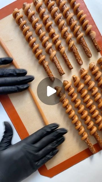 Caramel Apples Decorated Ideas, Chocolate Covered Pretzels With Caramel, Caramel Chocolate Pretzel Rods, Turkey Pretzel Rods, Caramel Wrapped Pretzel Rods, Christmas Chocolate Dipped Treats, Thanksgiving Pretzel Rods, Pretzel Dipped In Chocolate, Pretzel Sticks Dipped In Chocolate