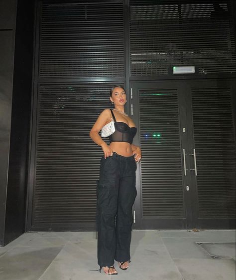 Crop Top Baggy Pants Outfit, Cargo Pants With Heels, Cargo Outfits Women, Style Baggy Pants, Streetwear Baddie, Street Wear Girl, Aesthetic Corset, Baggy Pants Outfit, Poses For Instagram