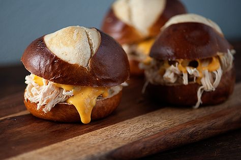 chicken sandwiches with beer cheese Chicken Pretzel, Beer Cheese Recipe, Beer Chicken, Pretzel Bun, Superbowl Appetizers, Queso Cheddar, Slider Buns, Cheese Chicken, Beer Cheese