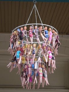 A Barbie chandelier ... Disturbing and cool Recycled Toys, Diy Lampe, Unique Chandeliers, Seni Cat Air, Plastic Doll, Creepy Dolls, Old Dolls, Vintage Diy, Doll Parts