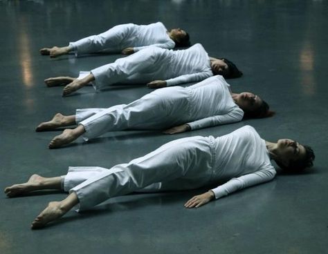 complexae: “ Trisha Brown: Group Primary Accumulation (1970), Trisha Brown Dance Company, Tate Modern Copyright:© John Mallinson ” Trisha Brown, Modern Dans, Modern Dancing, Modern Theatre, Physical Theatre, Dancing Costumes, Alvin Ailey, Group Dance, Boris Vallejo