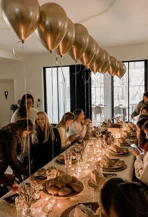 21 Diner: TikTok-trend om je 21e verjaardag te vieren - Mamaliefde Gossip Girl Party, Golden Birthday Parties, Diner Party, Acnh Basement, Diner Table, 20th Birthday Party, Birthday Table Decorations, Kids Basement, Birthday Dinner Party