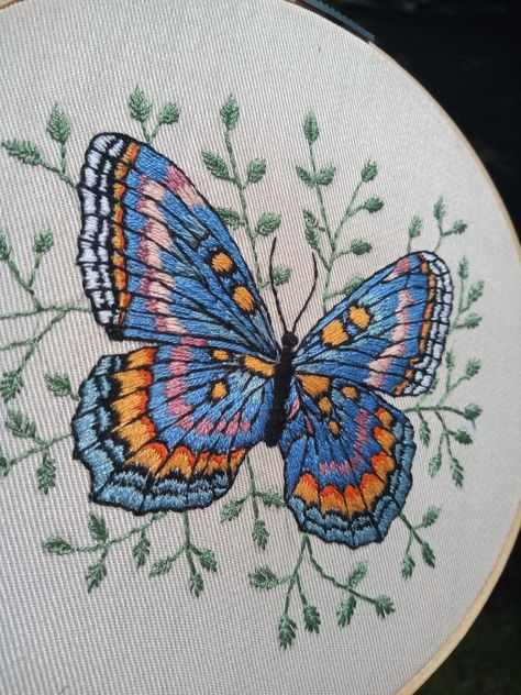 Basic Embroidery Stitches, Embroidered Butterfly, Hand Embroidery Projects, Butterfly Embroidery, Manualidades Diy, Handwork Embroidery Design, Sewing Embroidery Designs, Hand Embroidery Art, Hand Embroidery Stitches