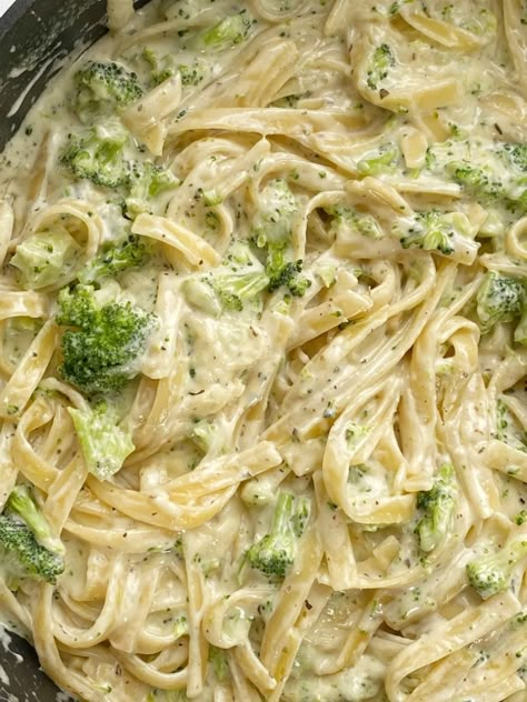 Chicken Broccoli Alfredo Recipe, Broccoli Fettuccine Alfredo, Fettuccine Chicken, Fettucini Alfredo Recipe, Easy Fettuccine, Broccoli Alfredo Pasta, Meatless Pasta, Alfredo Recipes, Chicken Broccoli Alfredo