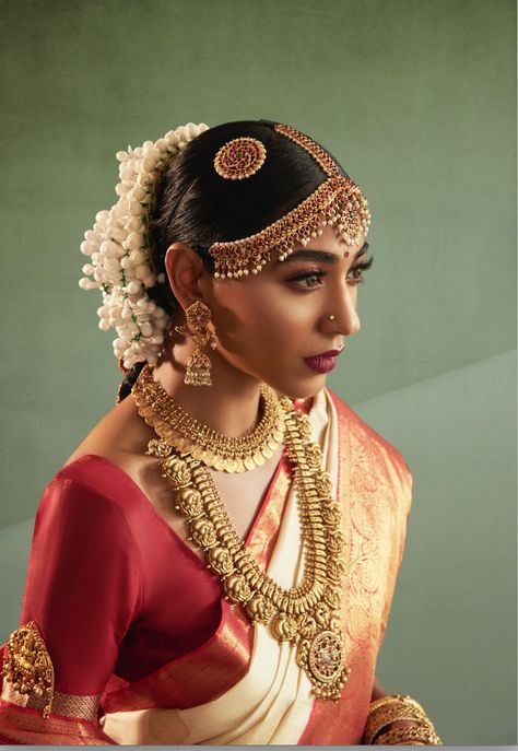 Gorgeous south indian bridal look woth nude minimal eye makeup and bold red lips to compliment a traditional red wedding sraee paired with gorgeous temple jewellery. A pretty gajra compliments this look by WittyVows' favourite Guru Makeup Art! #wittyvows #weddingsaree #indianwedding #southindianwedding #southindianbride #goldjewellery #bridalmakeup #weddingmakeup Minimal Eye Makeup, South Indian Bridal Look, Bridal Makeup Red Lips, Indian Bridal Look, South Indian Bride Saree, South Indian Bridal Jewellery, Indian Wedding Makeup, Bridal Jewellery Inspiration, Indian Wedding Bride