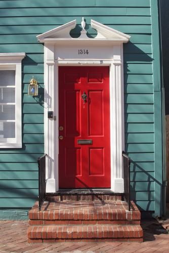 feng shui home design with red exterior door Red Front Door, House Door, Pintura Exterior, Driftwood Decor, Casa Exterior, Front Door Colors, Front Door Design, Red Door, Door Color