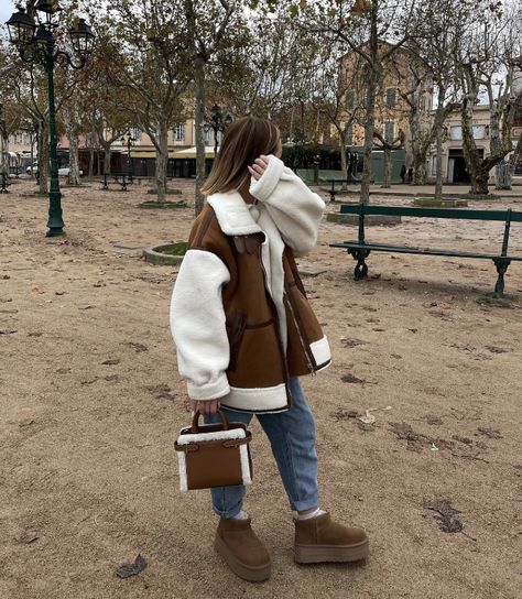 jacket inspo, winter jacket, fur jacket, leather jacket, oversized jacket, ugg boots, chestnut ugg boots, platform ugg boots, winter outfit inspo, casual outfit inspo Uggs Outfit Winter, Uggs Tasman, Casual Dinner Outfit Summer, Platform Outfit, Amsterdam Outfit, Uggs Outfits, Outfit With Uggs, Cute Thanksgiving Outfits, Early Fall Outfits