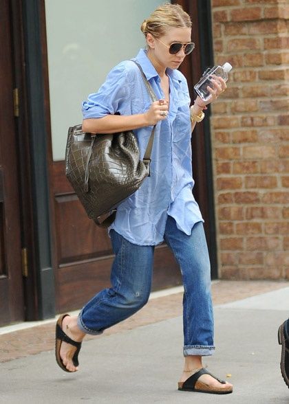 celebrities in birkenstocks | Ashley Olsen in Gizeh sandals. Womens Birkenstocks Outfit, Birkenstock Gizeh Outfit, Birkenstock Outfit Women, Birkenstock Summer Outfit, How To Wear Birkenstock Sandals, Birkenstocks Outfits, How To Wear Birkenstock, Birkenstock Outfit Summer, Best Boyfriend Jeans