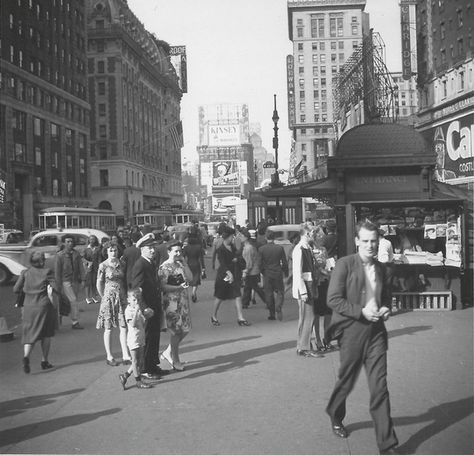 1940s New York, 40s Aesthetic, 1940s Aesthetic, Old New York City, Nyc Pics, Kill Your Darlings, Aesthetic New York, Nyc History, Late 30s