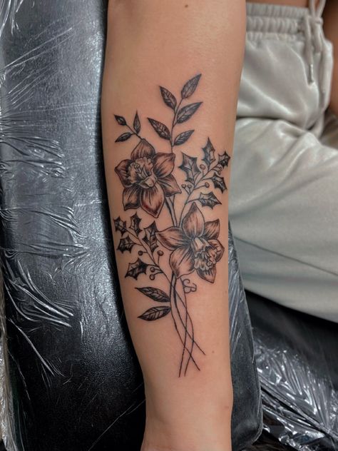 December Flower Narcissus, December Flower Bouquet Tattoo, Daffodil And Holly Berry Tattoo, Holly Narcissus Flower Tattoo, Flower Bouquet Tattoo Cover Up, Holly And Daffodil Tattoo, December Birth Flower Bouquet Tattoo, December Birth Flower Tattoo Ideas, Daffodil And Holly Tattoo