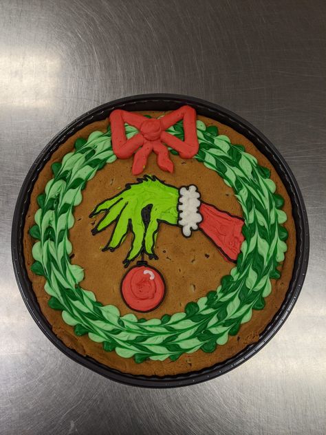 Grinch Buttercream Cookies, Large Cookie Decorating Ideas, Christmas Cookie Cakes Decorated, Cookie Cake Christmas Designs, Christmas Message Cookies, Grinch Cookie Cake, Cookie Cake Christmas, Christmas Cookie Cake Ideas, Christmas Cookie Cake Decorating Ideas